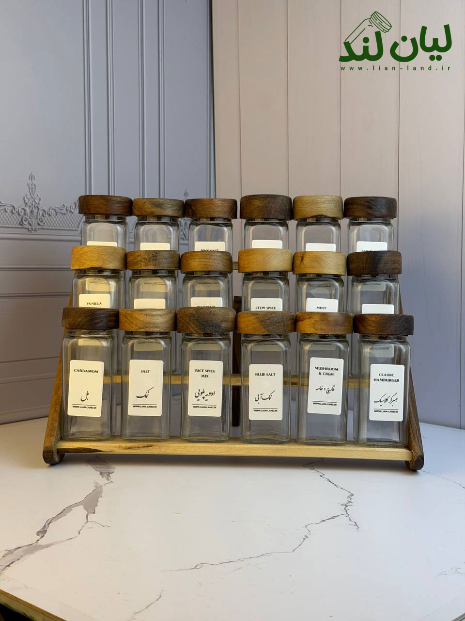 پک استند چوبی 18 تایی چوب طبیعی گردو دو رنگ + 18 عدد شیشه مک کارتی سایز 2 با درب چوبی + 18 عدد لیبل (چاپ سفارشی با هر اسمی که شما خواسته باشید) + 18 عدد سری نمک پاش