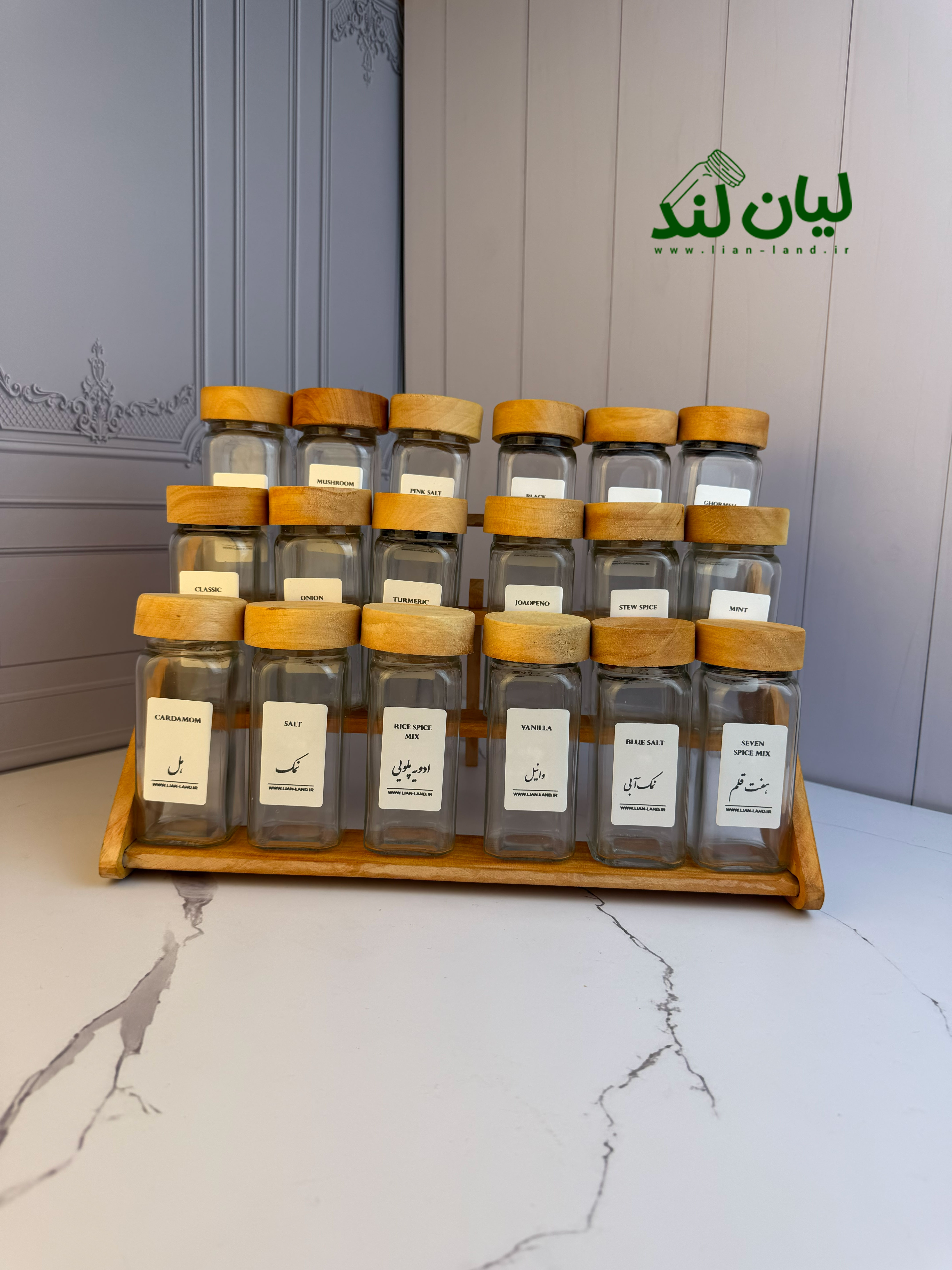 پک کامل استند چوبی 18 تایی چوب طبیعی توسکا روژان + 18 عدد شیشه مک کارتی سایز 2 با درب چوبی + 18 عدد لیبل (چاپ سفارشی با هر اسمی که شما خواسته باشید) + 18 عدد سری نمک پاش